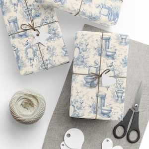 Carta da regalo Toilet Fun in stile Toile de Jouy, bagni vintage con cornici floreali, rotolo di carta da regalo con incisione blu di Agnes Pembroke