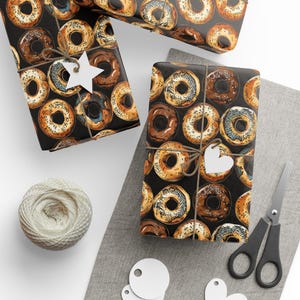 Carta da regalo per bagel in stile newyorkese con bagel ai semi su sfondo nero, rotolo di carta da regalo decorativa per alimenti Agnes Pembroke