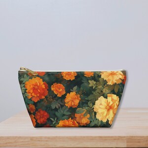 Bolsa para accesorios con estampado de flores de caléndula, monedero con cremallera, organizador de cosméticos y maquillaje, bolso de viaje, inserto de almacenamiento, de Agnes Pembroke