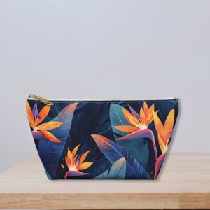 Bolsa de viagem Bolsa de maquiagem com estampas de flores de pássaro do paraíso Mini organizador de bolsa de grife Carteira fofa Presente para mulher por Agnes Pembroke