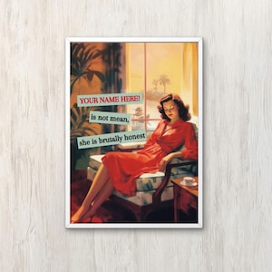 Personalisiertes Geschenk Wohnkultur Retro Hausfrau Schrullige Wandkunst Benutzerdefinierte Name Artful Poster Sie ist Brutal Ehrlich Statement Dekor