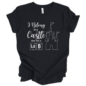 Ich gehöre in ein Schloss mit einem Labor Wissenschaft T-Shirt, Wissenschaft Lehrer Geschenk, Wissenschaft Prinzessin, Wissenschaft Mutter, Prinzessin Wissenschaftler