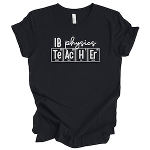 Puede incluir: Camiseta negra con texto blanco que dice "IB physics" y un gráfico de tabla periódica con los elementos Te, Ac, H y Er que deletrean la palabra "TEACHER".
