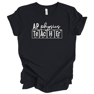 Puede incluir: Camiseta negra con texto blanco que dice "AP physics Te Ac H Er" con las letras que representan los elementos químicos.