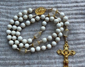 Witte houten rozenkranskralen | Gerecycled glas, gouden accenten, Marian Devotion