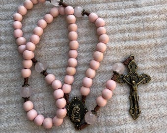 Rosario del Cuore Immacolato fatto a mano / Legno rosa e quarzo rosa