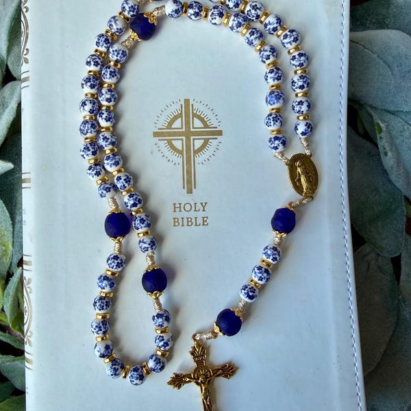 Antiker Goldporzellan-Rosenkranz x Chrissy Horton | Blau & Weiß katholischer Rosenkranz | Ein Jahrzehnt Rosenkranz | Geldbörse Clip Rosenkranz | Katholisches Geschenk-Set