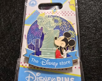 2026 Disney Store Times Square Pin Trading Event Mickey & Minnie Statue of Liberty Pin – Limited Release LR Disney Pin
