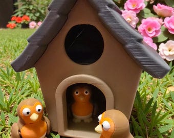 3D Printed Birdhouse Diorama with 3 Birds | Whimsical Woodland Shelf Decor (Mystery Color)