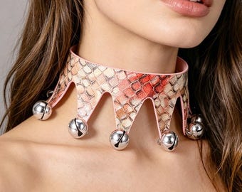 Reif rosa Schlange Print Glocke Choker, verstellbare Kunstleder Spike Halsband für Cosplay