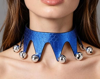 Reifen Metallic Blau Faux Schlange Leder Halsband mit Silber Klingel Glöckchen, verstellbare weiche Leder Spike Gothic Halsband für reife Frauen