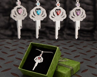 Collar con llave de corona: detalles de piedras preciosas, colgante de jaula.