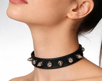 Elegante Halskette mit Nieten, Leder, Edelstahl, Gothic-Punk-Stil, verstellbarer Druckknopf, schwarz-silberne Nieten