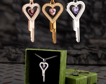 Collar con llave de corazón y piedras preciosas: plata, oro y oro rosa