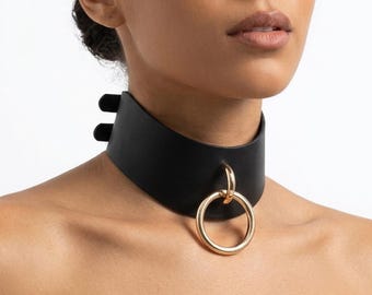 MATURE Breites schwarzes Leder-Bondage-Halsband mit 24-karätigem Gold-O-Ring, doppelter Schnalle, verstellbarem Choker und abnehmbarer Goldkettenleine