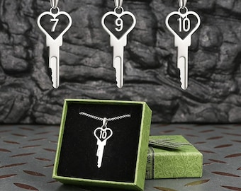 Personalisierte Nummer Herz Schlüssel Halskette, Edelstahl Benutzerdefinierte Digit Key Anhänger, Paar Liebe Geschenk für Jubiläum Geburtstag
