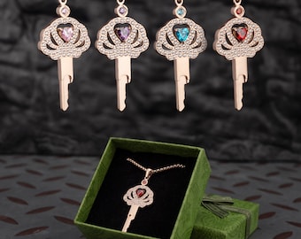 Collar con llave de corona de oro rosa: colgante de jaula con piedras preciosas