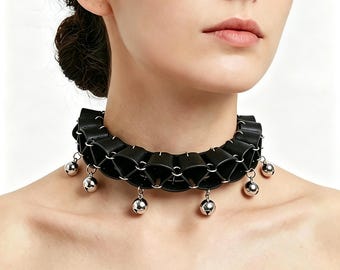 Elegantes, plissiertes Lederchoker mit Glöckchen und Kettenleine, schwarzem, verstellbarem Halsband und Edelstahlbeschlägen im Gothic-Stil.