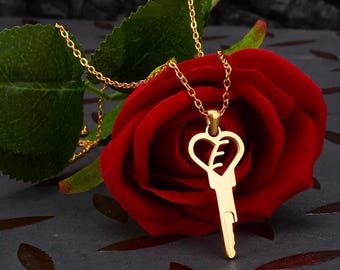 Collar con llave de corazón y corona: Letra personalizada, símbolo de amor y poder