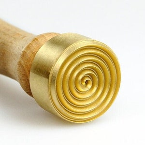 Stamp with fine spiral pattern, 30 mm diameter