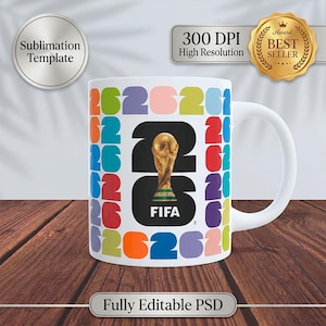 Peut inclure: Un mug en céramique blanche arborant un grand graphique noir du nombre 2026, où le trophée de la Coupe du Monde de la FIFA remplace le zéro. Le motif est entouré d'une répétition du nombre 26 dans diverses couleurs comme le bleu, le rouge et le vert.