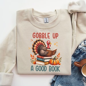Pavo de Acción de Gracias leyendo PNG Diseño acogedor para amantes de los libros de otoño Arte de ratón de biblioteca de otoño Imagen de Acción de Gracias con temática de libros Diseño de camiseta de Acción de Gracias