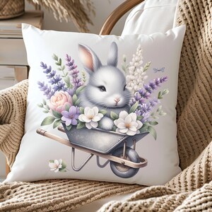 Pode incluir: Um coelho branco sentado em uma carriola cheia de flores roxas e brancas. A carriola est&aacute; sobre um fundo branco.