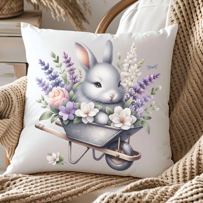 Pode incluir: Um coelho branco sentado em uma carriola cheia de flores roxas e brancas. A carriola est&aacute; sobre um fundo branco.