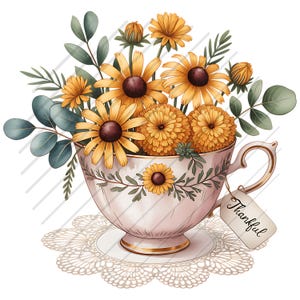 Op de afbeelding: Waterverfillustratie van een theekopje gevuld met gele en bruine bloemen en groene bladeren. Het roze theekopje heeft gouden randen en staat op een wit kanten kleedje. Een label met "Thankful" hangt aan de kop.