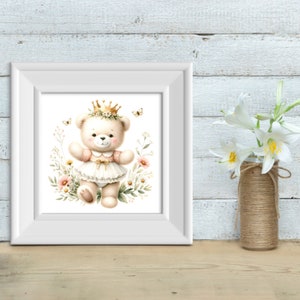 Op de afbeelding: Een aquarel-illustratie van een teddybeer die een kroon en een roze jurk draagt, omringd door bloemen en vlinders. De beer staat op een witte achtergrond.