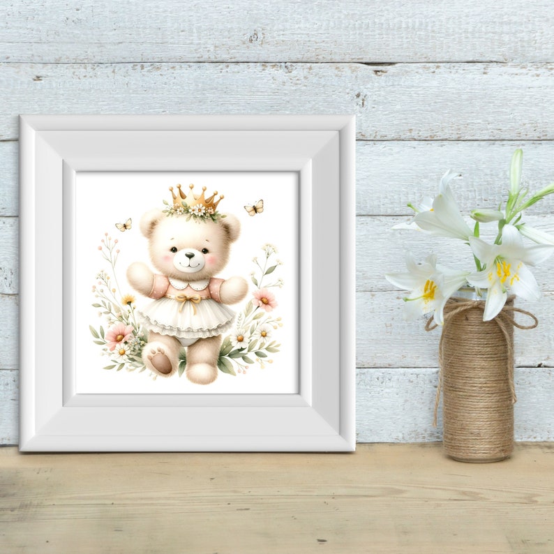 Op de afbeelding: Een aquarel-illustratie van een teddybeer die een kroon en een roze jurk draagt, omringd door bloemen en vlinders. De beer staat op een witte achtergrond.