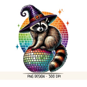 Peut inclure: Un raton laveur portant un chapeau de sorcière violet est assis sur une boule disco arc-en-ciel sur un fond arc-en-ciel avec des étoiles.