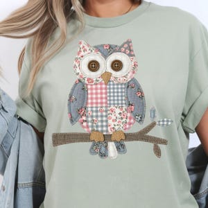 Disegno a sublimazione di gufo patchwork Png, gufo trapuntato Cottagecore Png, design di maglietta con animali del bosco alla moda, download digitale