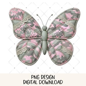 Op de afbeelding: Een decoratief vlinderontwerp met roze en grijze camouflagepatroonvleugels, geaccentueerd met kanten rand. De vlinder heeft een grijs lichaam en antennes. De tekst "PNG DESIGN DIGITAL DOWNLOAD" staat onderaan.