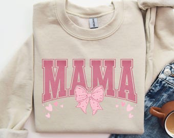 Coquette Mama PNG Imagen Mama Coquette Bow Camiseta Gráfica Varsity Mama PNG Diseño de Sublimación Trendy Mama Valentines Day PNG Descarga Digital