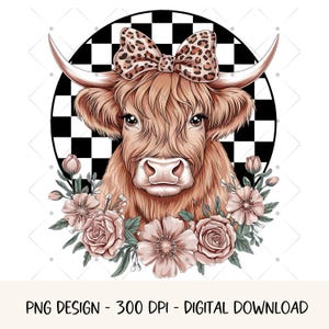 Puede incluir: Una vaca Highland con un fondo a cuadros marrón y blanco, llevando un lazo de leopardo marrón y negro. La vaca está rodeada de flores rosas.