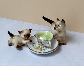 Vintage Japan Cat Figurines Tea Set – Miniature Matcha Latte Scene, Dollhouse Decor