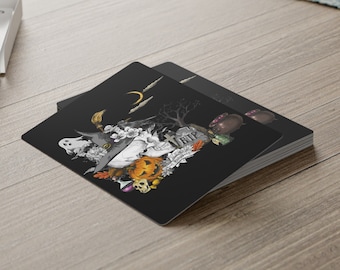 Puede incluir: Una ilustración en blanco y negro de un sombrero de bruja, una calabaza, un fantasma, un caldero y una lápida con la palabra "RIP" en ella. La ilustración está sobre un fondo negro con una luna creciente y estrellas.