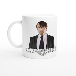 Peut inclure: Une tasse en céramique blanche avec une illustration en noir et blanc d'un homme en costume et le texte "CLEANSIRT HOW DO YOU GET THAT SHIRT SO CLEAN?"