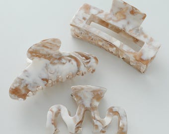 Pinza de garra grande con efecto mármol en oro Calacatta, clásica, ideal como regalo para novias y damas de honor. Moderna, ecológica y de acetato de celulosa.