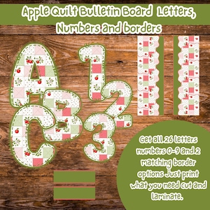 Può includere: Lettere, numeri e bordi per bacheca a tema trapunta di mele con un motivo patchwork di mele rosse, quadrati rosa e quadrati a scacchi verdi. Il set include 26 lettere, i numeri da 0 a 9 e 2 opzioni di bordo abbinate da stampare.