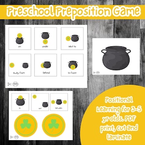 Op de afbeelding: Een voorschools voorzetselspel met illustraties van een zwarte ketel en gouden munten. Het spel bevat kaarten met voorzetsels zoals "op", "onder" en "naast". De tekst "Preschool Preposition Game" staat bovenaan.