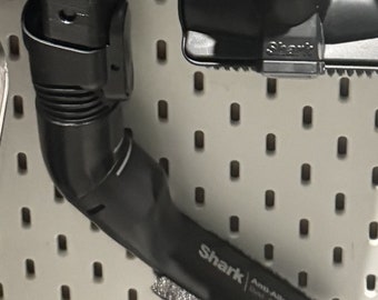 Aspiradora inalámbrica Shark modelo IZ320, soporte lateral para accesorios de montaje en pared, gancho organizador