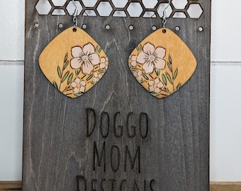 Pendientes de madera grabados con láser floral - pintados a mano - teñidos a mano - pendientes de poste - pendientes de clip - pendientes colgantes - personalizables