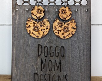 Pendientes de madera grabados con láser floral - pintados a mano - teñidos a mano - pendientes de poste - pendientes de clip - pendientes colgantes - personalizables