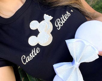 T-shirt Castle Bites, borduursel, baby-T-shirt, crop top, geïnspireerde snacks, muiskrakeling, churro, augurk, cold brew, beignets