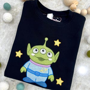 K&ouml;nnte beinhalten: Ein Set aus drei Keramikbechern mit gesprenkelter, matter Oberfl&auml;che. Die Becher sind in den Farbt&ouml;nen Creme, Hellgrau und Dunkelgrau gehalten. Jeder Becher hat ein schlichtes, minimalistisches Design und einen abgerundeten Henkel.