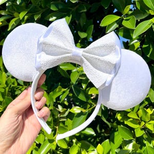Minnie Maus inspiriert Ohren, Samt Stirnband, Freizeitpark Stirnband, Maus Ohren, Glitzer Schleife, weiße Maus Ohren, Valentinstag Ohren