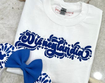 Talavera Crewneck Azul, Dinseylandia-inspirerad, Talavera-design, tröja, maskinbroderi, latinamerikansk, kulturell, Talavera-konst