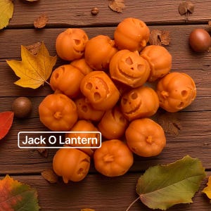 Może przedstawiać: Kolekcja małych, pomarańczowych Jack O' Lantern z wyrzeźbionymi twarzami, ułożonych na drewnianej powierzchni z jesiennymi liśćmi. Tekst "Jack O Lantern" jest wyświetlany w białym polu. To świąteczna dekoracja na Halloween.